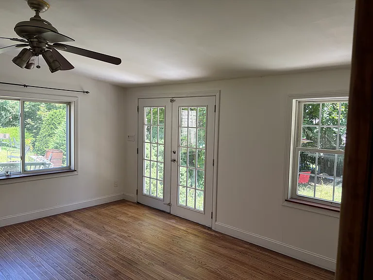Extra living room/possible bedroom 5