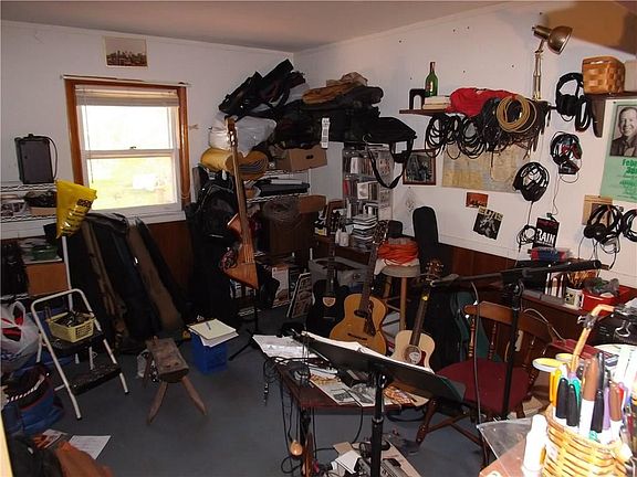 4th image of 67 Fair St