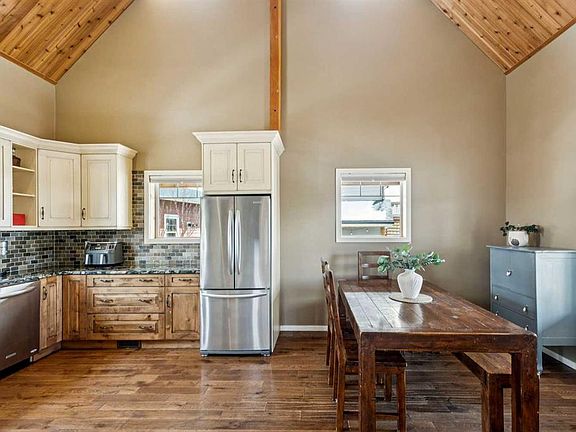 4th image of 240 Cottageclub Cres
