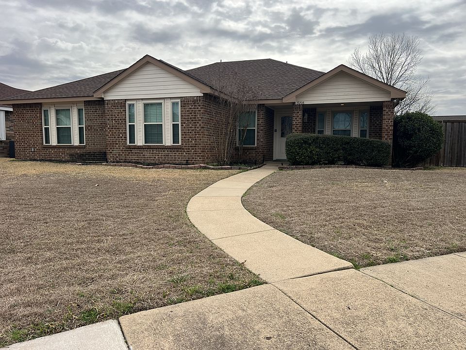 Welcome home to this beautifully maintained residence in Rowlett.