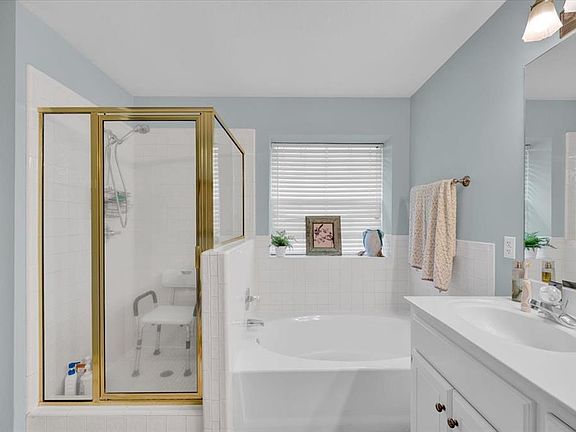 5th image of 2912 Astor Dr