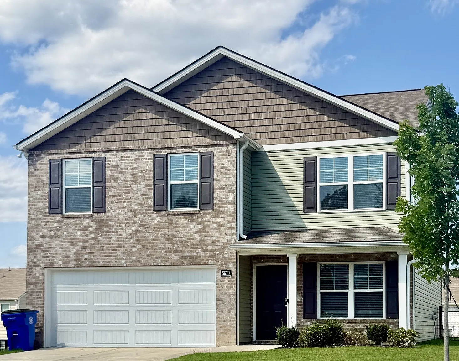 4 bed, 2.5 bath, 1900 sqft, $2,149 — Photo 2