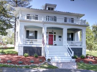 121 S Buckmarsh St, Berryville, VA 22611