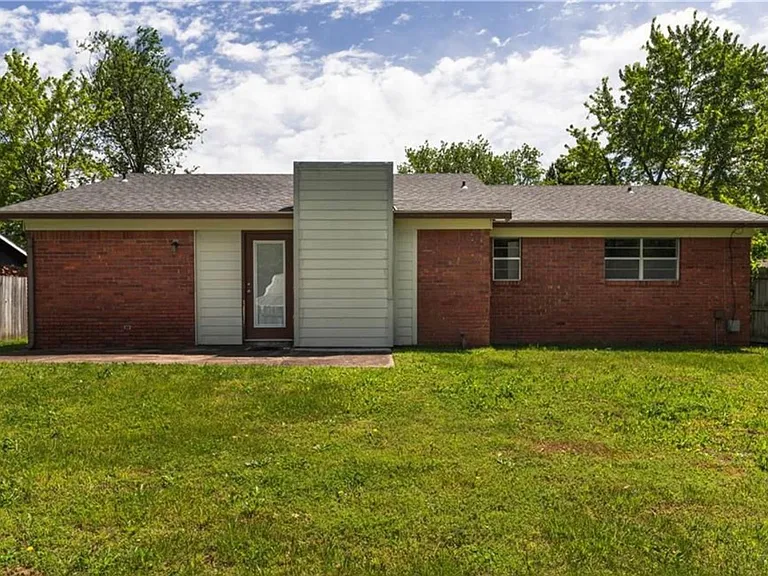324 Rodric Cir — Photo 2