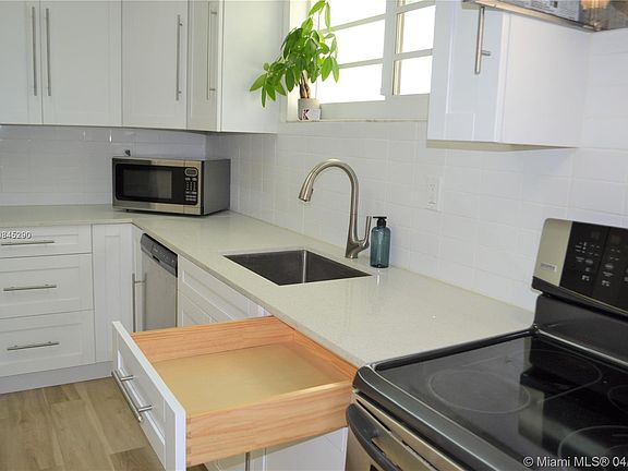 5th image of 4122 Collins Ave APT 5B