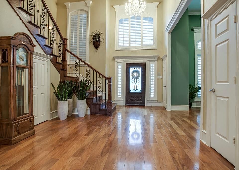 1st image of 645 Hawthorn Cir