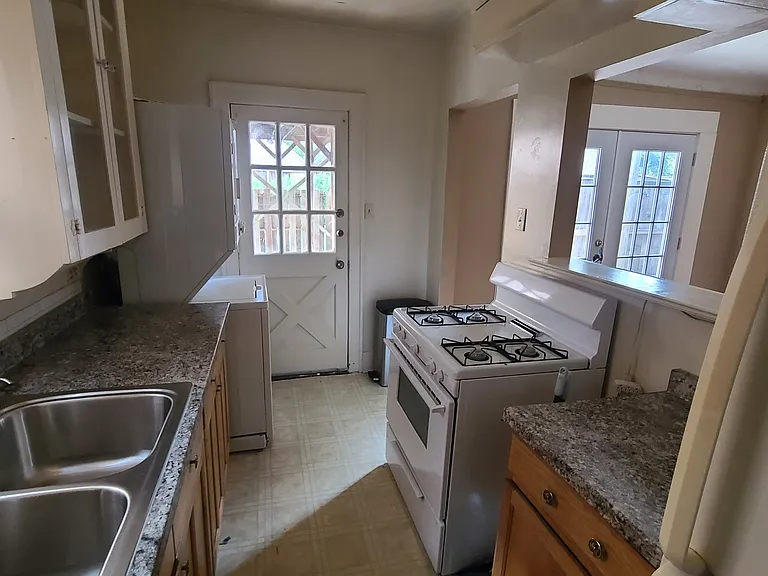 1610 Castle Ct — Photo 7