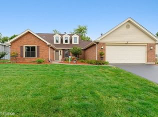 557 Forest View Rd, Lindenhurst, IL 60046