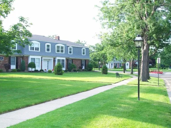30 Oakbrook Dr APT 8, Buffalo, NY 14221
