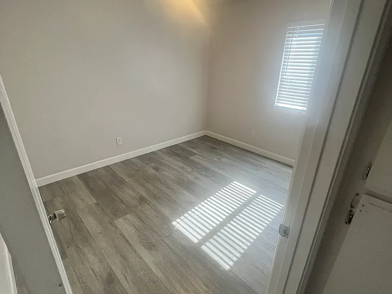 4875 Franklin Ave — Photo 7