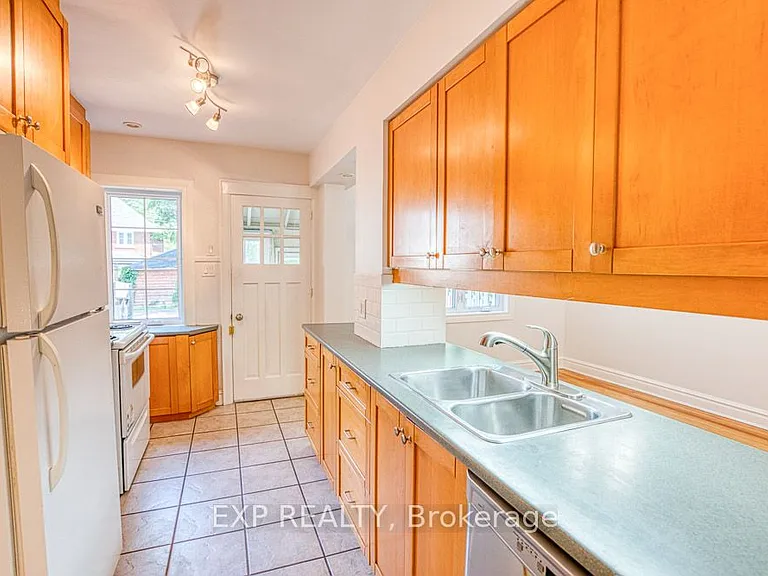 413 Holland Ave — Photo 17