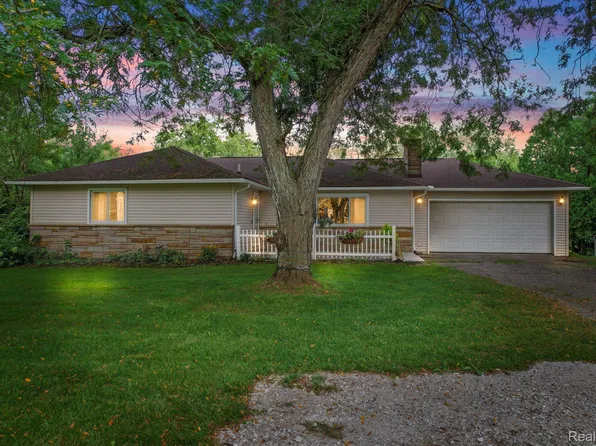 9211 Hamburg Rd, Brighton, MI 48116