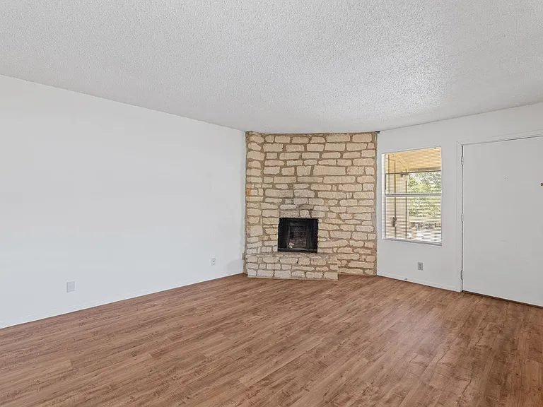 302 Algerita Dr #D — Photo 5
