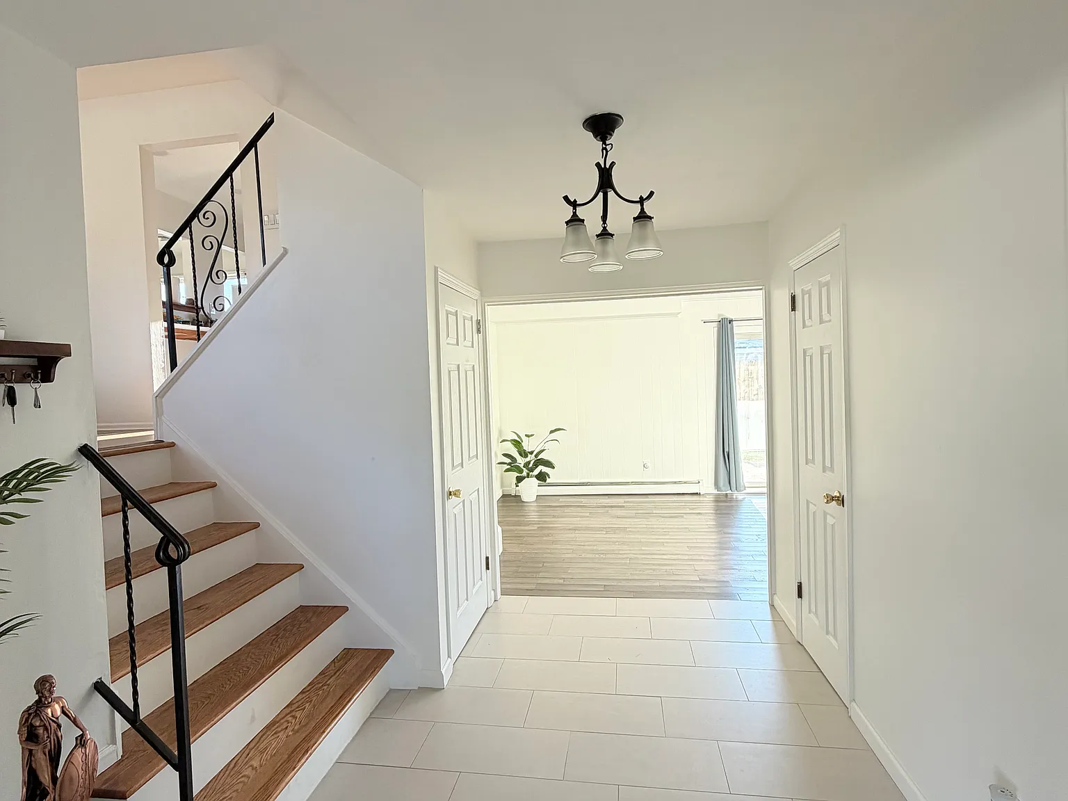 3 bed, 1.5 bath, 1616 sqft, $3,600 — Photo 2