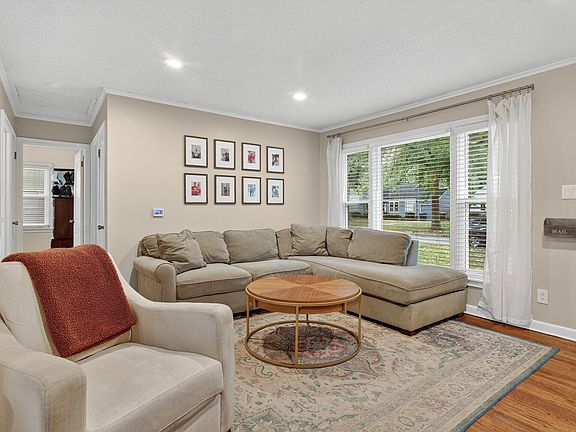 4th image of 230 W Maiden Ln