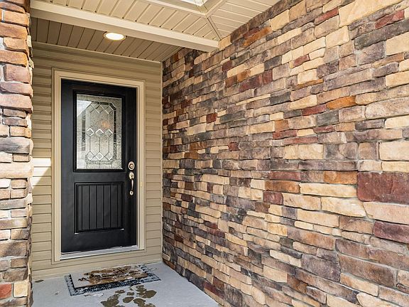 4th image of 992 Country Club Dr