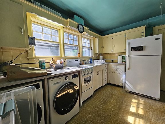 5th image of 994 Pleasant St