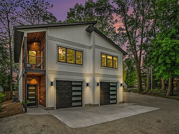 2nd image of 3220 Lakeshore Dr