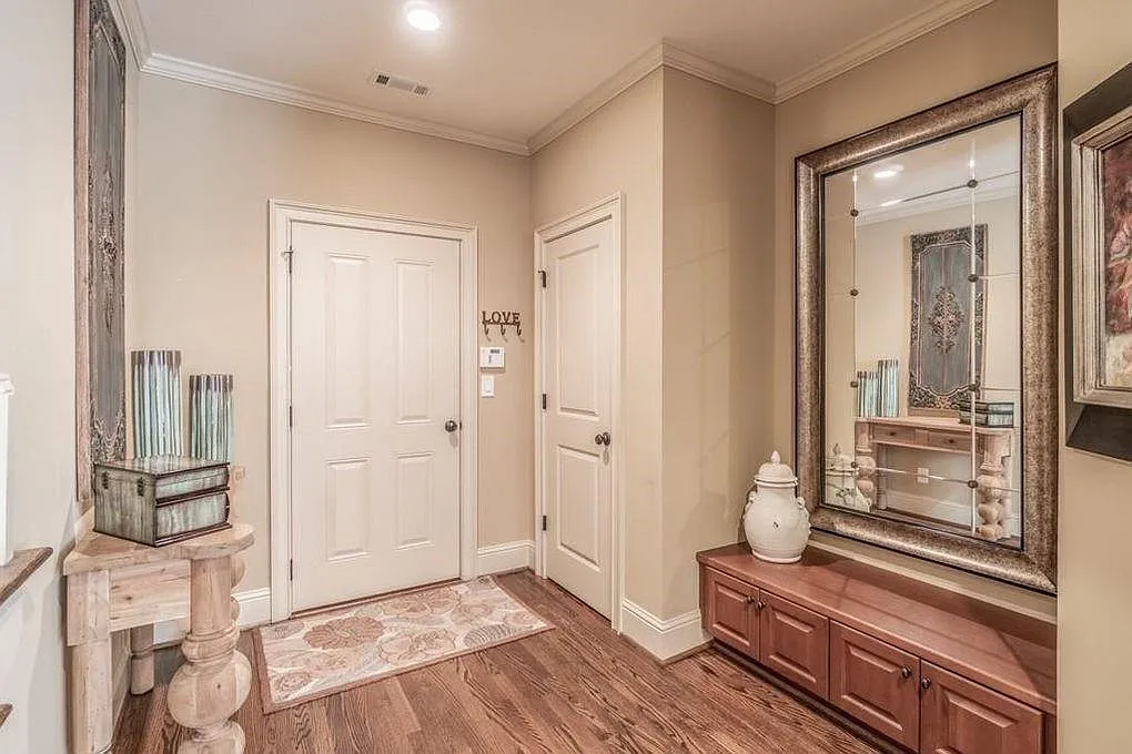 3 bed, 5.0 bath, 3042 sqft, $6,800 — Photo 3