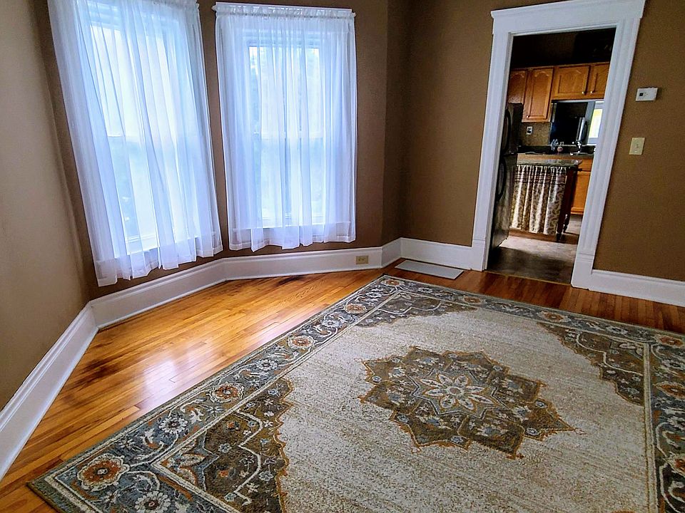 Dining room to kitchen