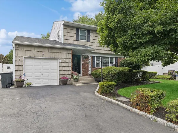 16 Enfield Lane, Kings Park, NY 11754