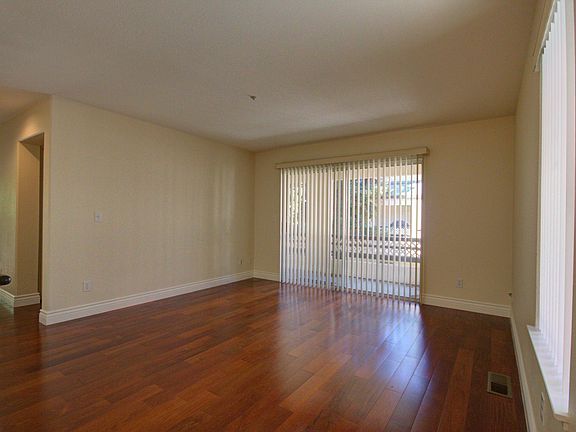 5th image of 422 Galleria Dr APT 1