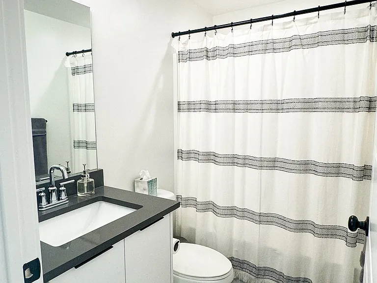 1st level ensuite full bathroom