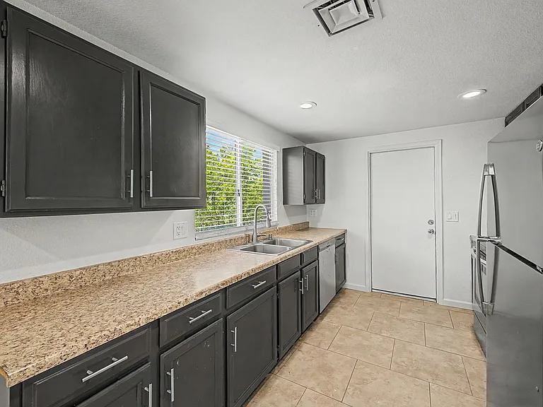 2104 N Comanche Dr — Photo 16