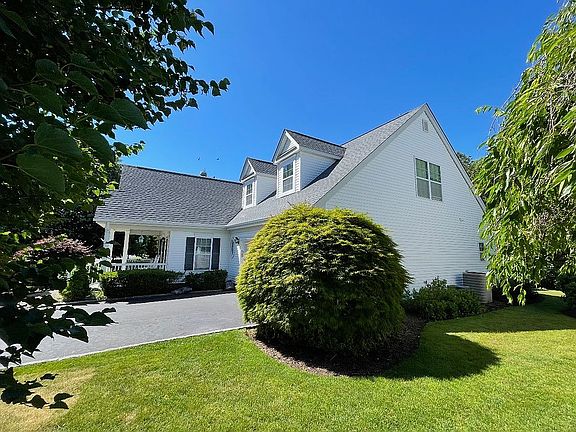3rd image of 90 Golden Spruce Dr