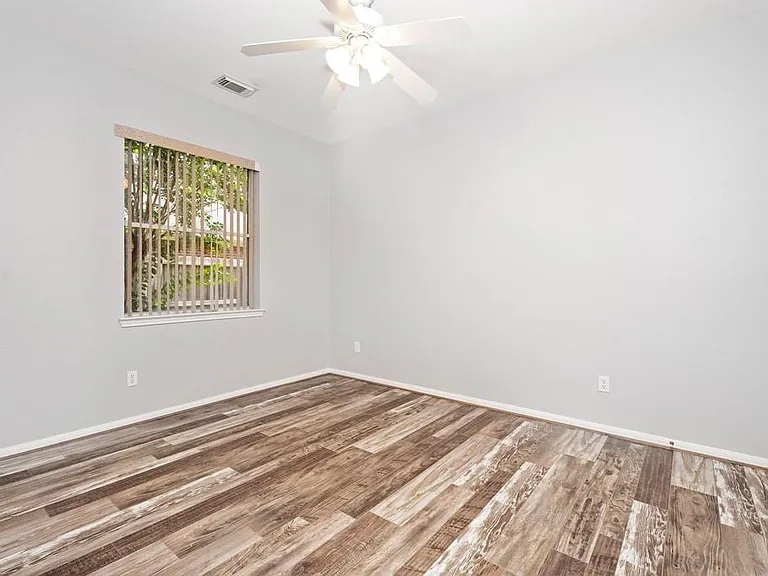421 Livingstone Ln — Photo 14