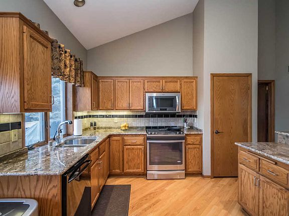 3rd image of 605 Mesa Ct