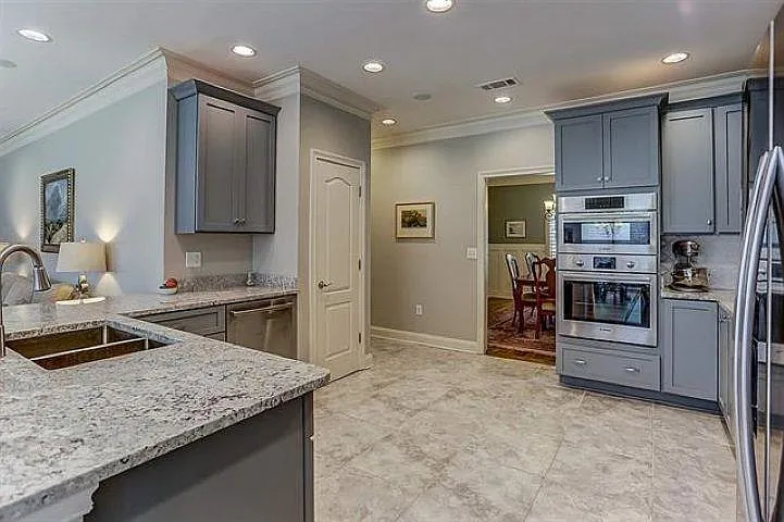 2520 Fox Hill Dr — Photo 10