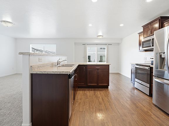 5th image of 572 S Silvermoon Ln