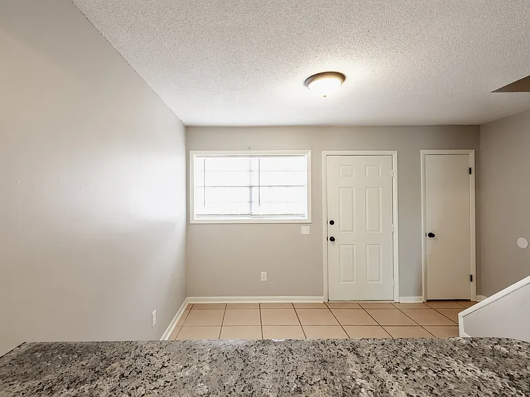 200 Plaza Dr #6 — Photo 13