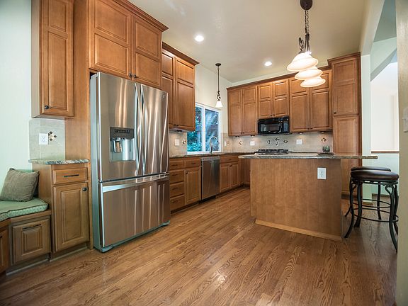 Custom Cabinets & Granite 