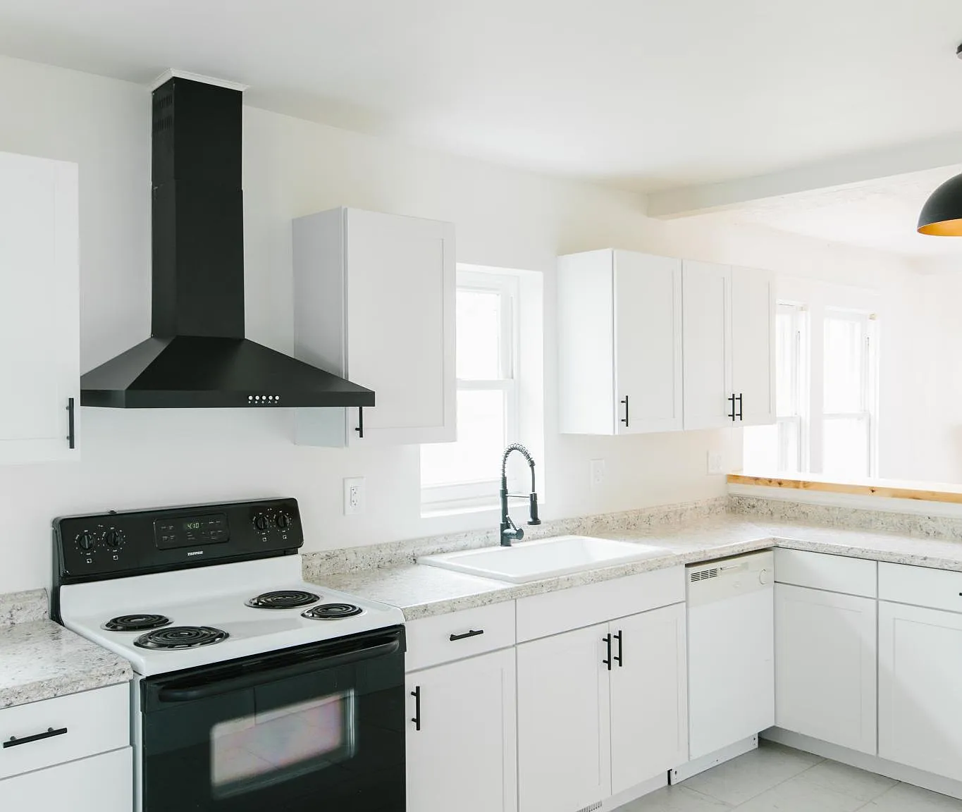 112 N Summit St — Photo 3
