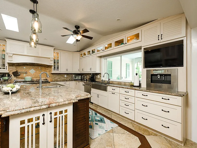 1130 John Anderson Dr — Photo 10