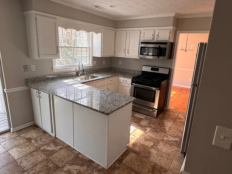 4500 Woodlawn Lake Dr — Photo 12