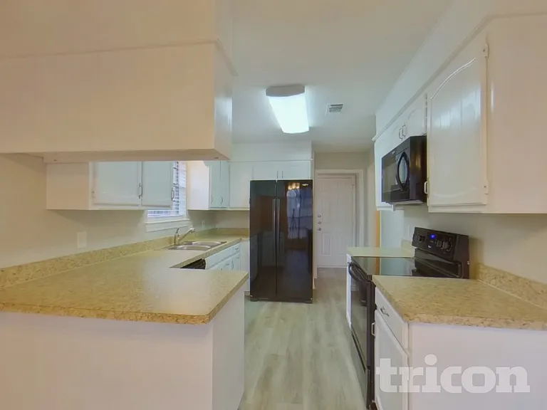 1020 Almond Dr — Photo 8