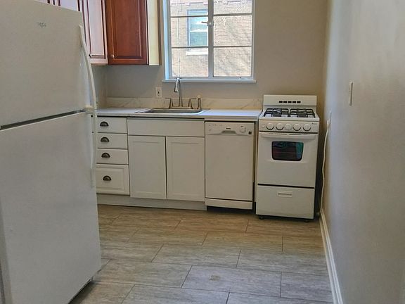 2nd image of 985 Dana Ave APT D