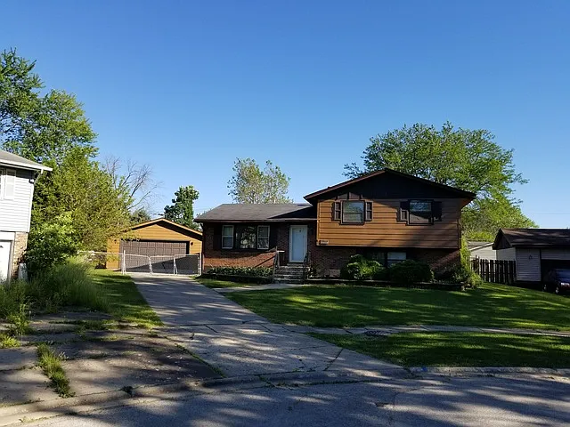 21941 Clyde Ave photo 1