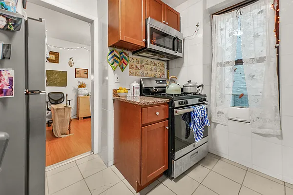 Rented by Charney Real Estate LLC | media 8