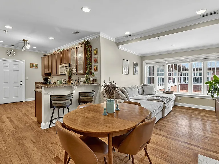 Hinman Court Condos — Photo 20