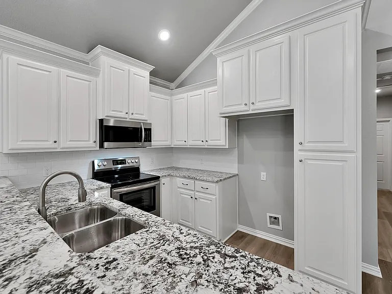 606 Alamo Dr — Photo 7
