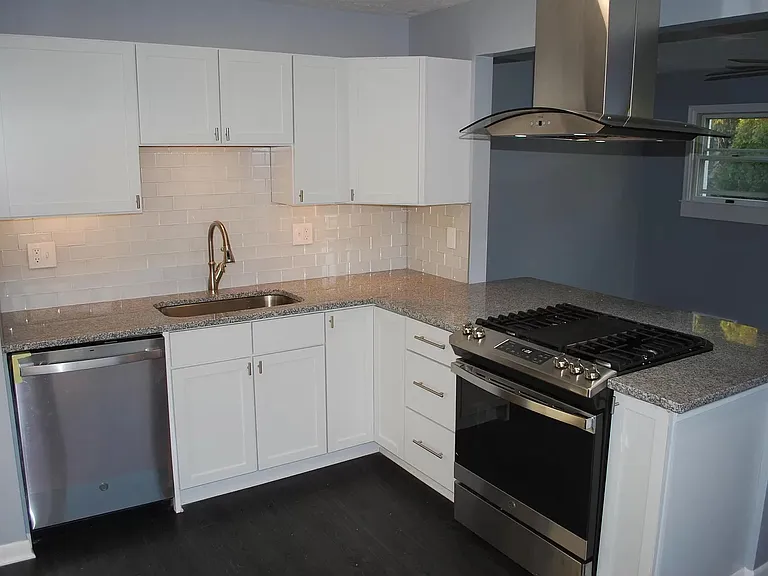 2669 Thorndale Ave — Photo 7
