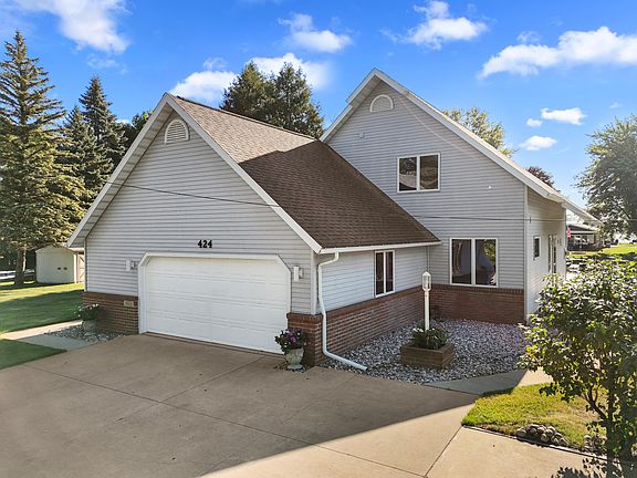 3rd image of 424 Ottawa Ln