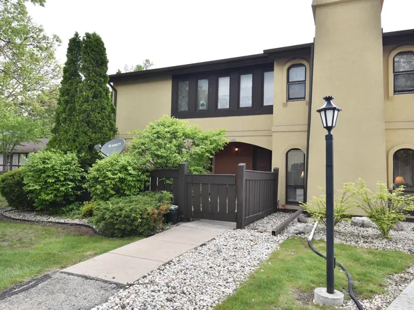 5266 Somerset Ln S #106, Greenfield, WI 53221