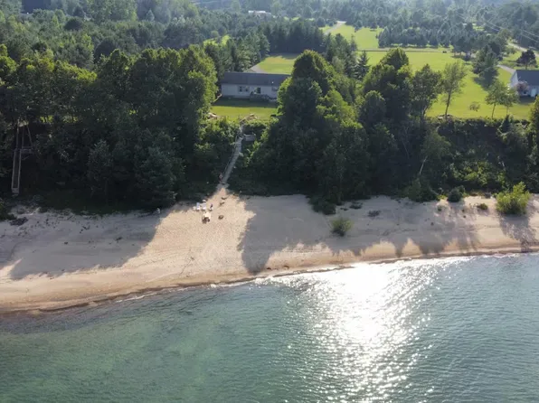 7038 Lakeshore Rd N, Palms, MI 48465