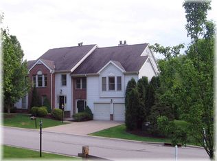 100 Fairway Landings Dr, Canonsburg, PA 15317