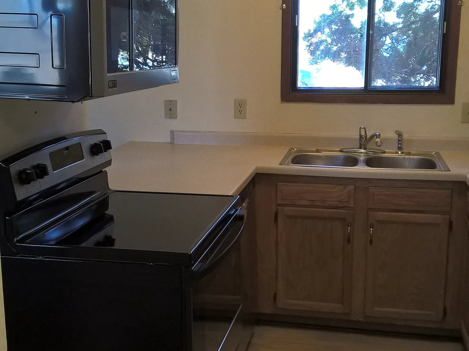 3 bed, 1.5 bath, 1024 sqft, $1,600 — Photo 2